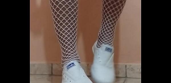  Crossdresser in sneakers ( cdzinha putinha tirando os tênis )